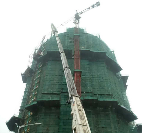 揭阳市吊车在工地上作业